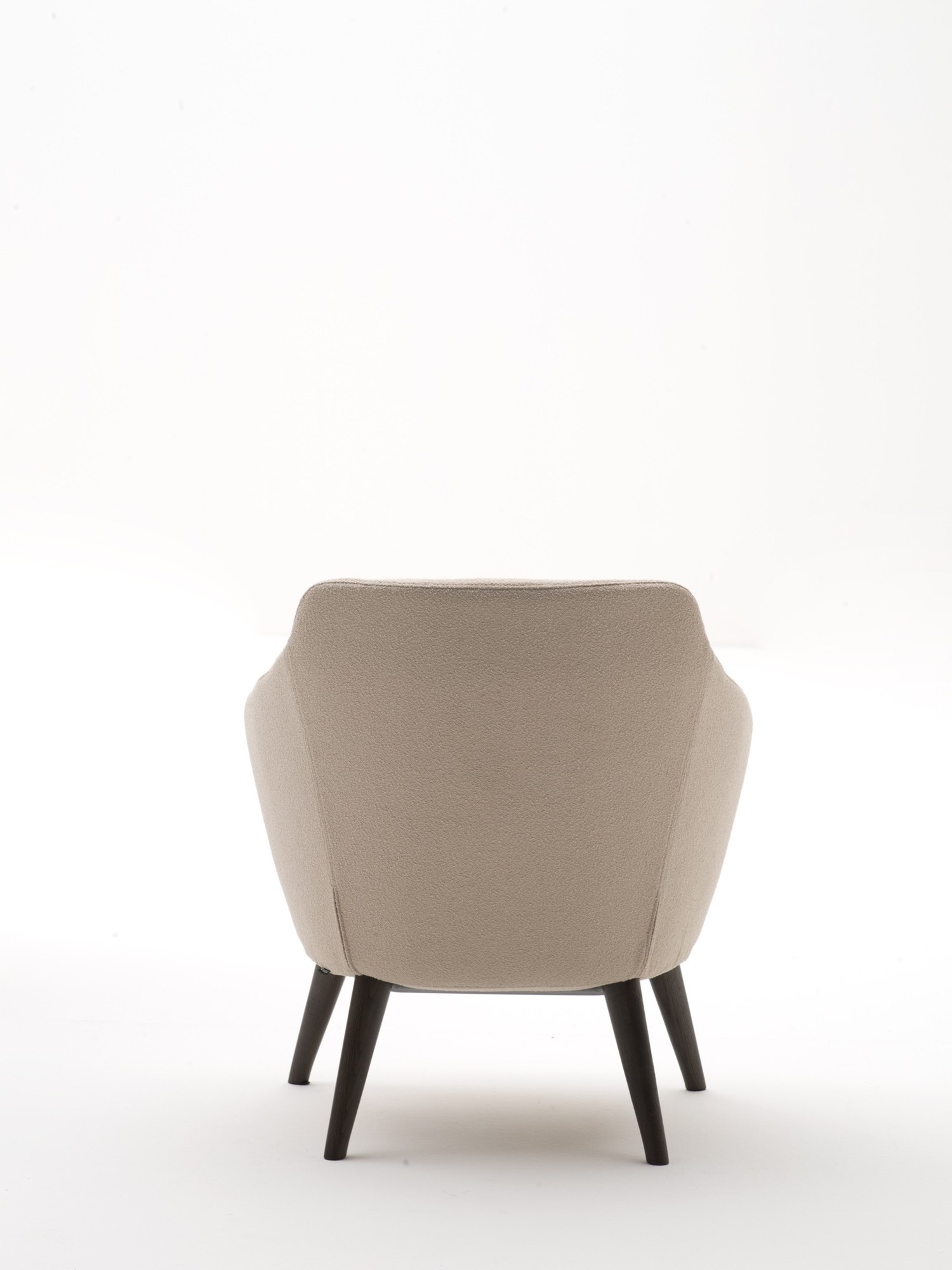 Fauteuil d'accueil Setar par Bralco, canapé 2 places, luge ou pieds bois fauteuil Setar Bralco en tissu beige, vue de dos de la coque