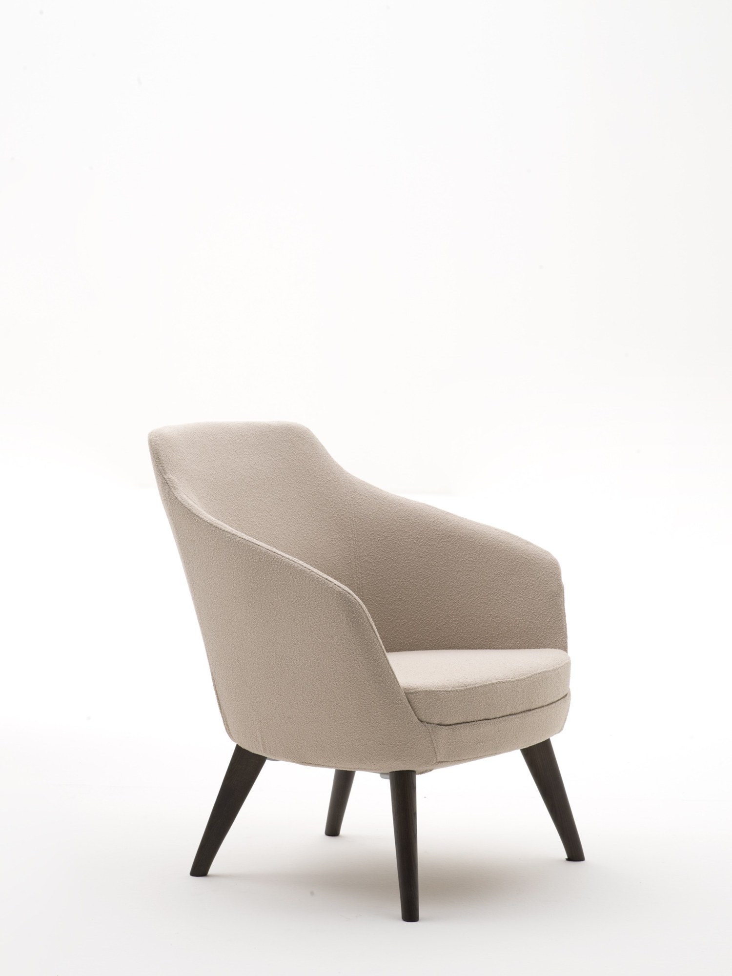 Fauteuil d'accueil Setar par Bralco, canapé 2 places, luge ou pieds bois fauteuil Setar Bralco en tissu beige, vue de trois quarts, coque et accoudoirs intégrés