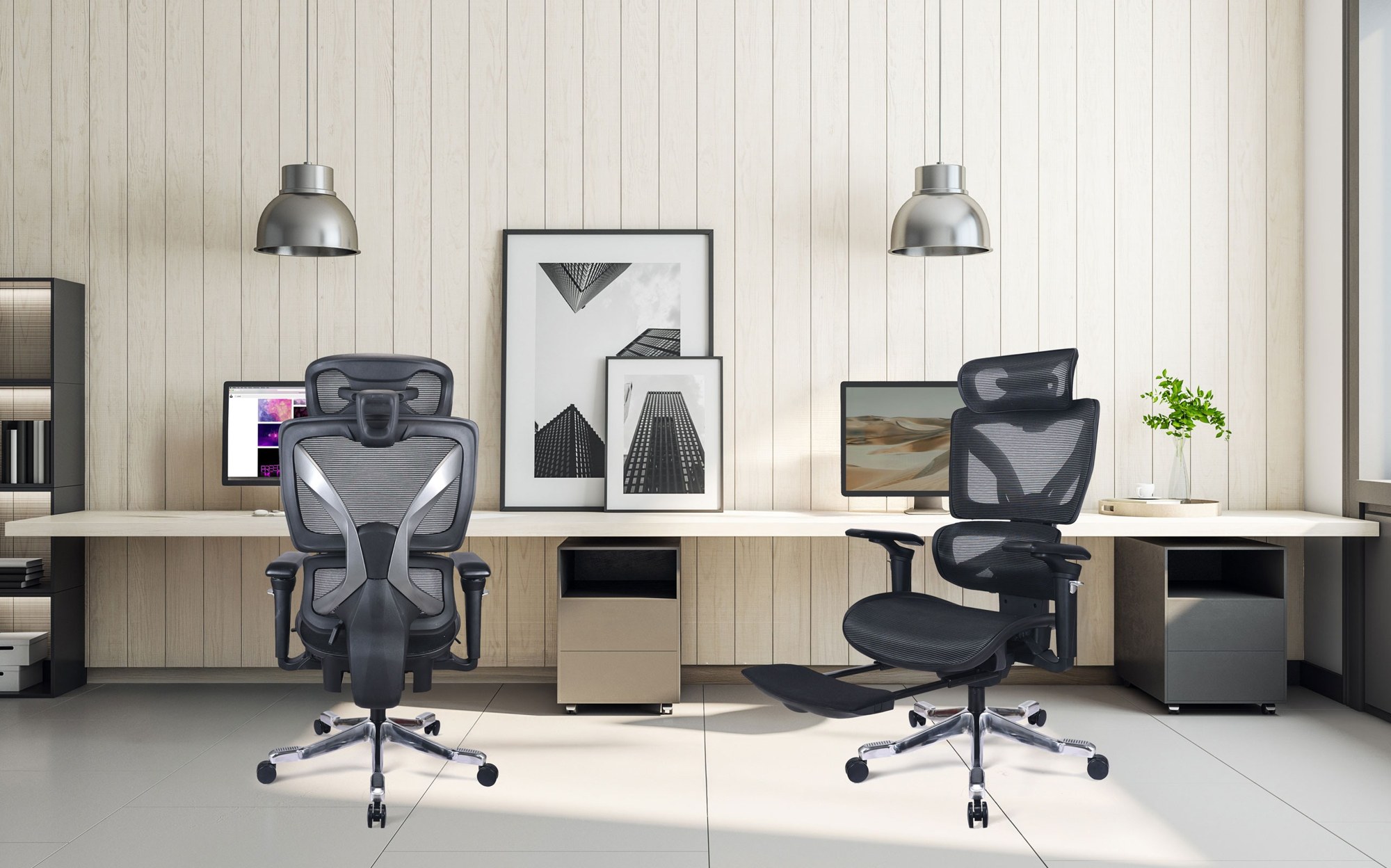 fauteuil de bureau avec repose-jambes déployé, deux fauteuils tout résille noirs devant un plan de travail en bois clair