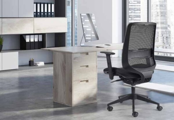 fauteuil de bureau avec têtière, version dossier moyen résille noir vue de dos dans un bureau lumineux avec caisson bois clair