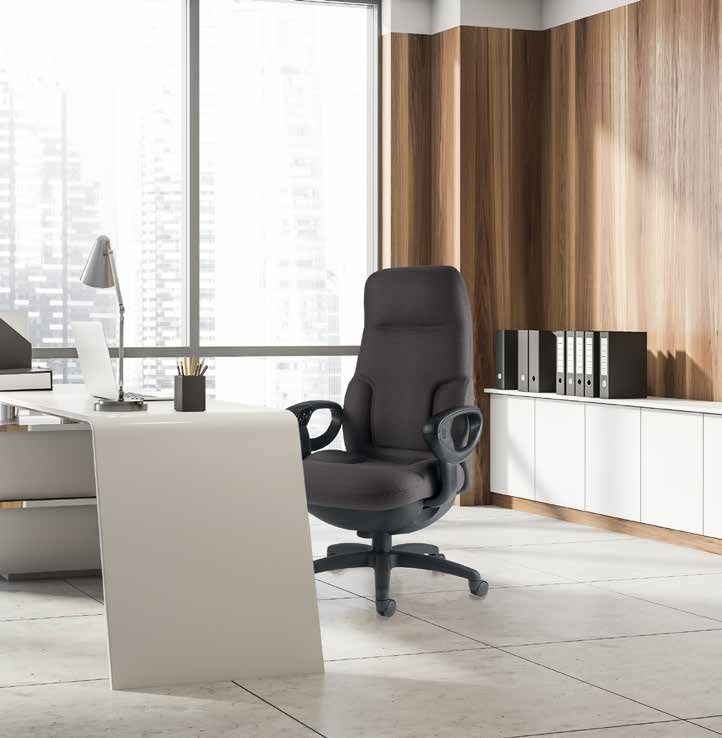 fauteuil de bureau cuir haut de gamme en tissu gris foncé dans un bureau de direction avec bureau blanc et boiseries