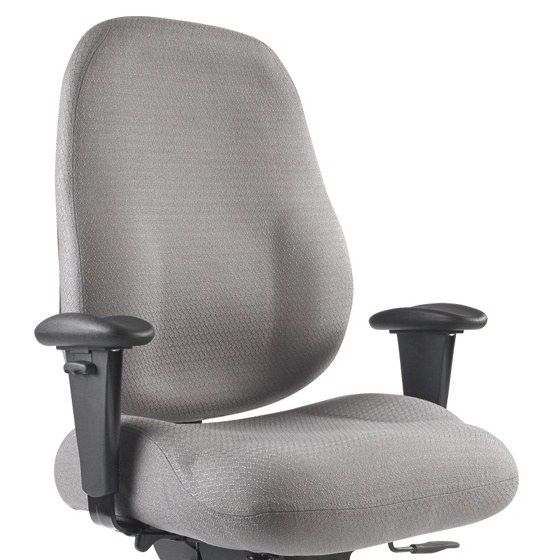 fauteuil de bureau dossier haut, détail du dossier haut en tissu gris et des accoudoirs réglables