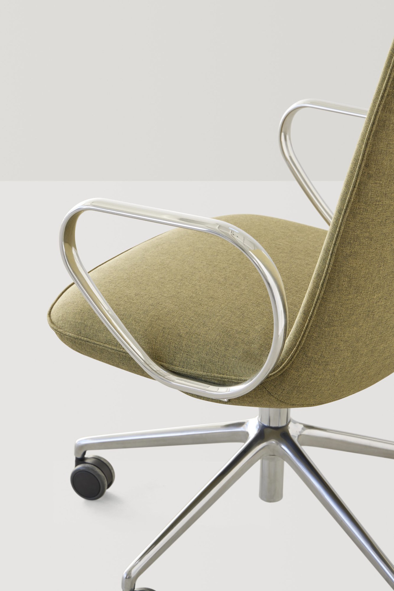 Fauteuil de bureau Kori par Inclass, 3 hauteurs de dossier fauteuil de bureau Inclass Kori, détail des accoudoirs en aluminium poli