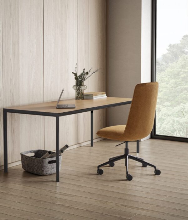fauteuil de bureau Inclass Kori camel à un poste de travail devant une grande fenêtre