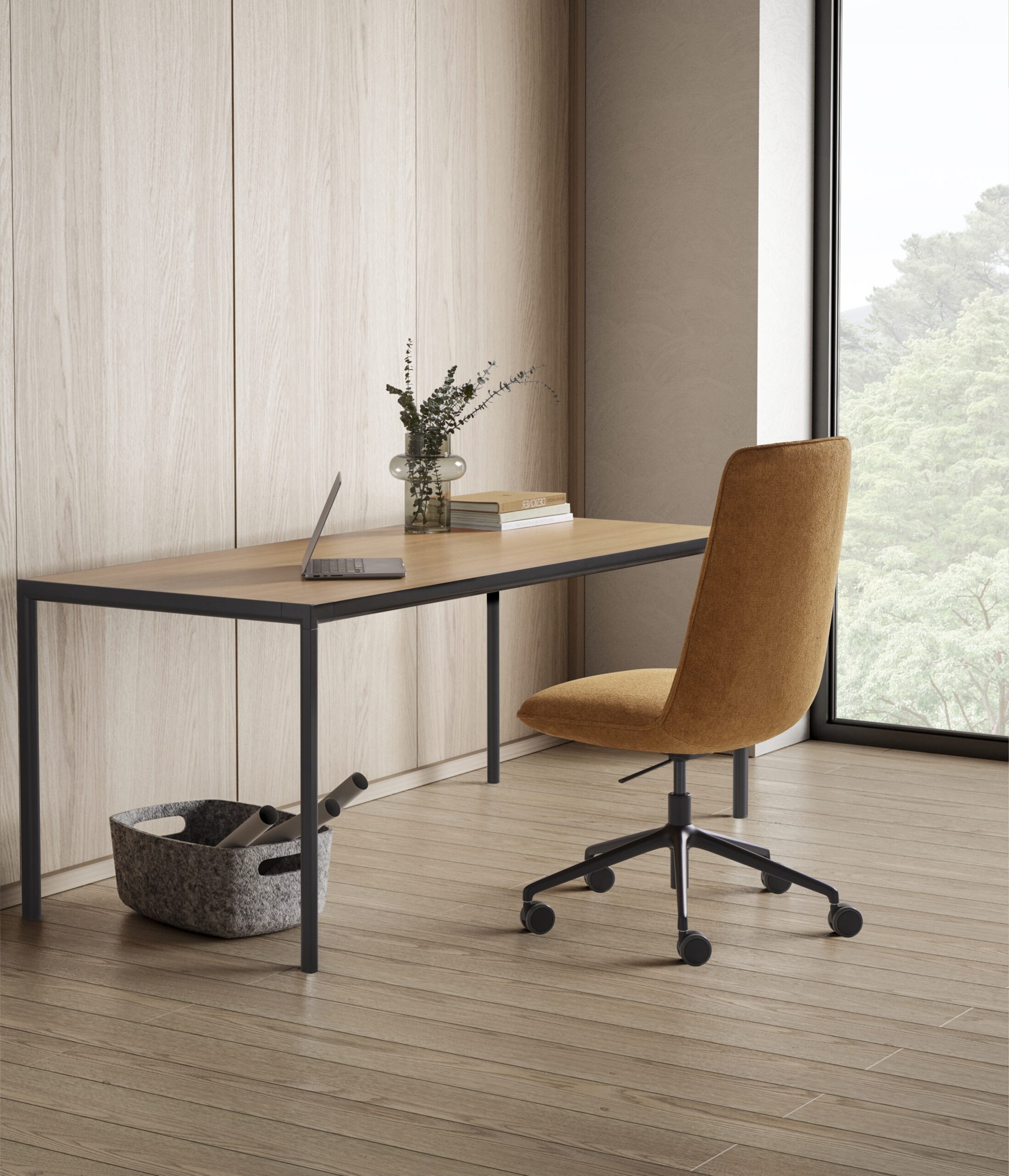 Fauteuil de bureau Kori par Inclass, 3 hauteurs de dossier fauteuil de bureau Inclass Kori camel à un poste de travail devant une grande fenêtre