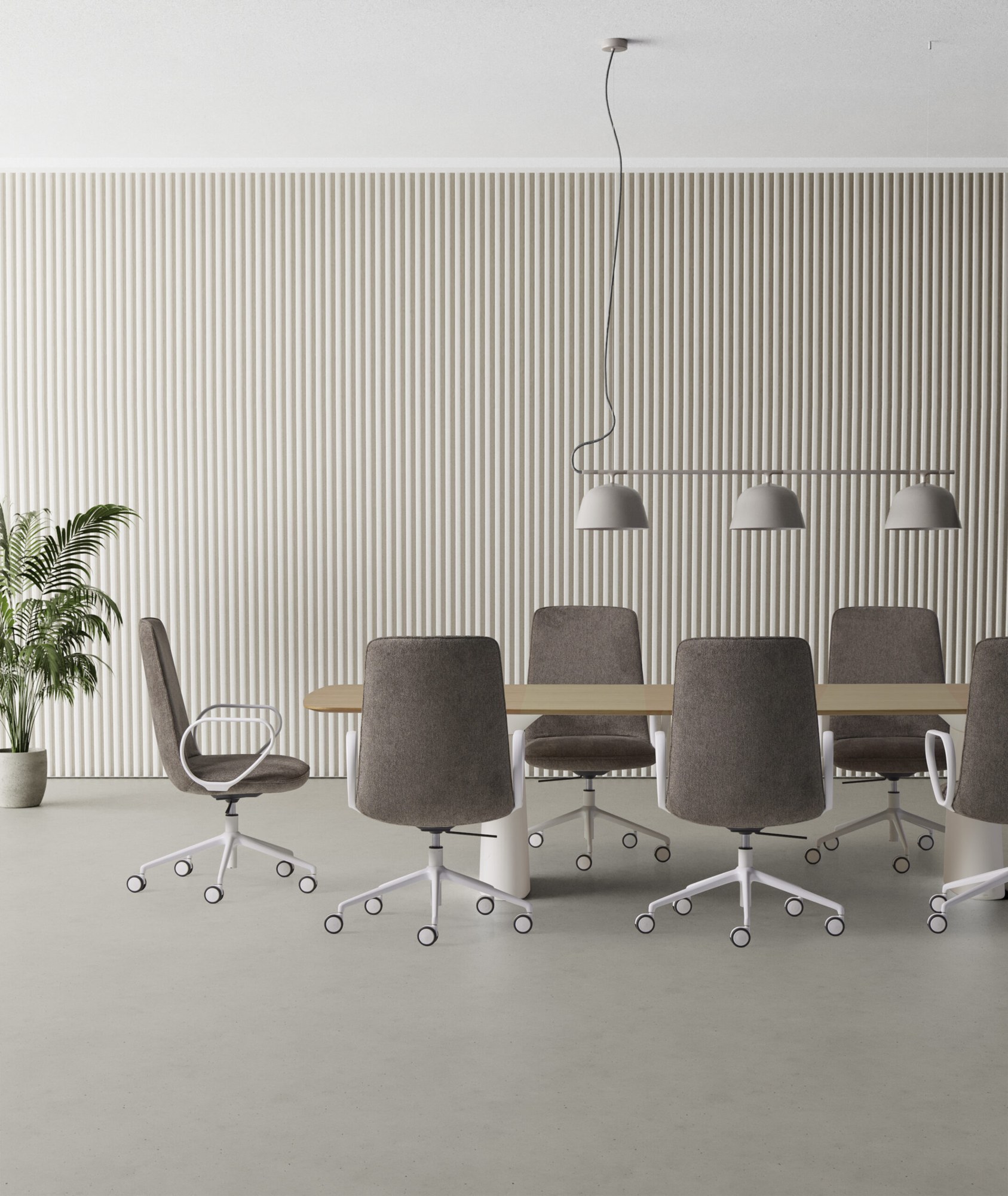 Fauteuil de bureau Kori par Inclass, 3 hauteurs de dossier fauteuil de bureau Inclass Kori dans une salle de réunion aux lattes de bois