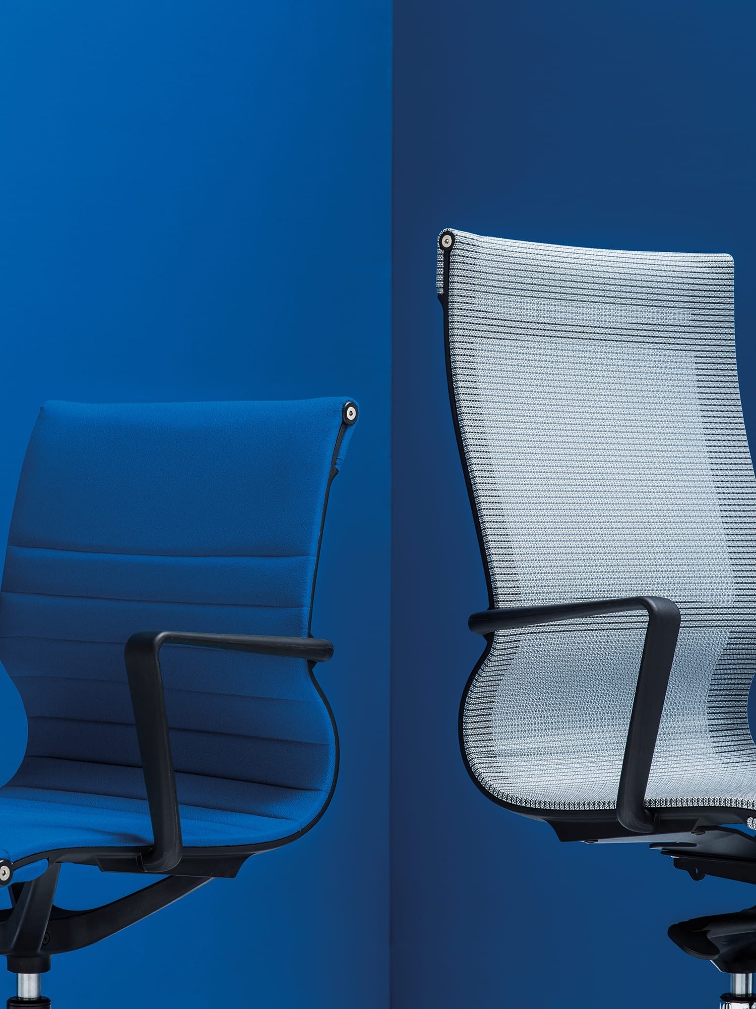 Fauteuil de bureau Moma par Bralco, résille ou tissu fauteuil de bureau Moma Bralco, détail du dossier en résille et de l assise en tissu bleu