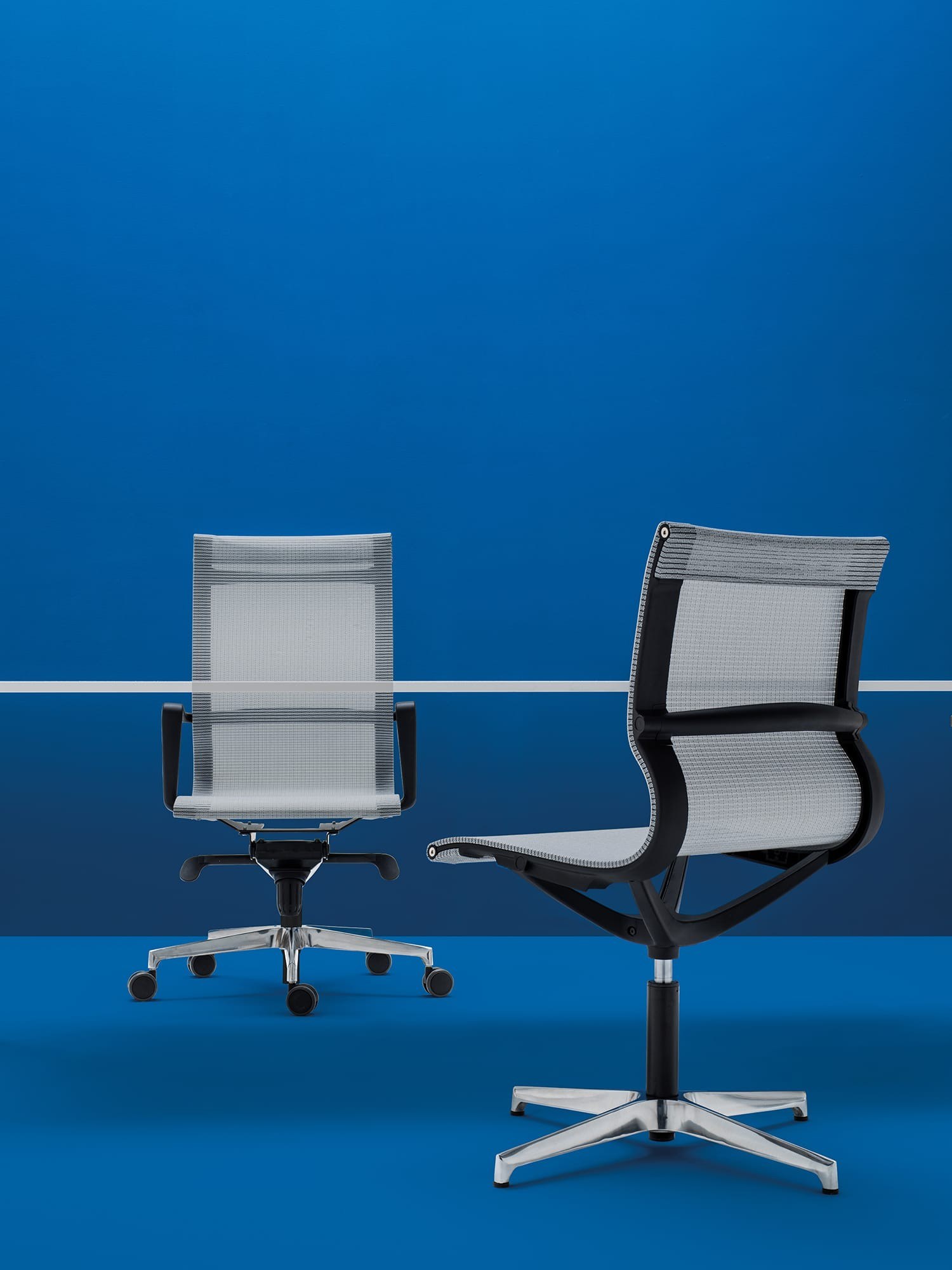 Fauteuil de bureau Moma par Bralco, résille ou tissu fauteuil de bureau Moma Bralco en résille blanche et noire, bases aluminium brossé poli