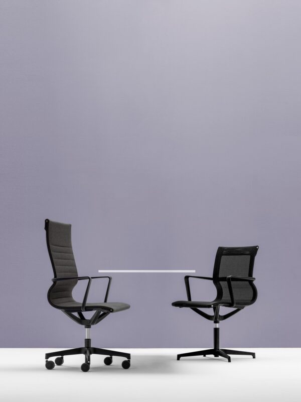 fauteuil de bureau Moma Bralco, versions tissu et résille noirs face à face