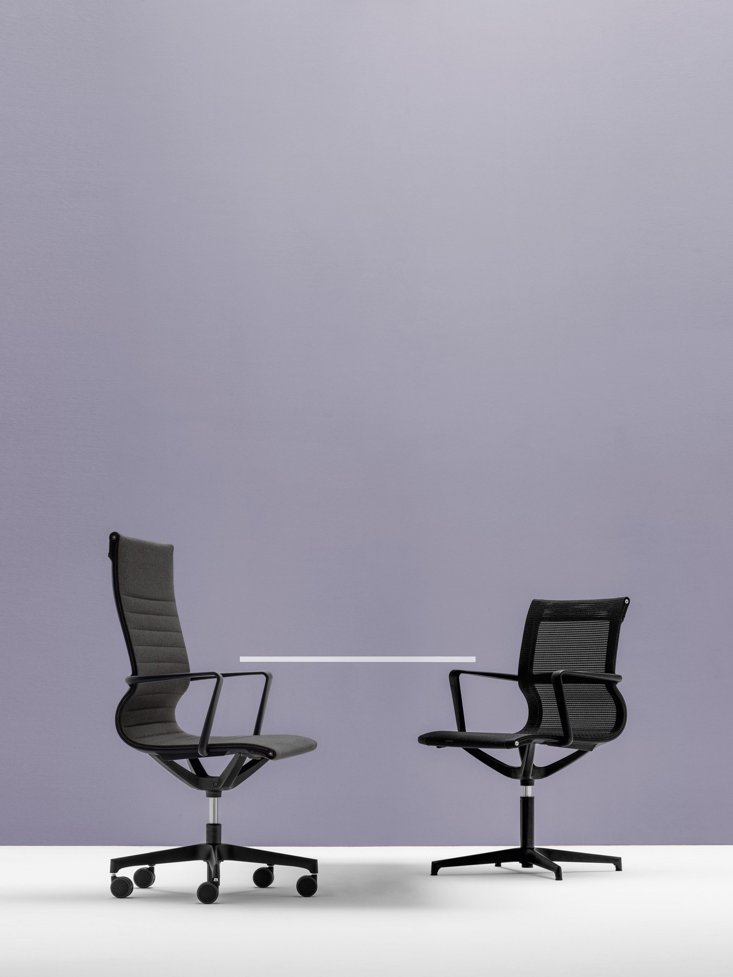 Fauteuil de bureau Moma par Bralco, résille ou tissu fauteuil de bureau Moma Bralco, versions tissu et résille noirs face à face