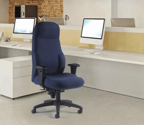 fauteuil de bureau usage intensif en tissu bleu dans un open space avec bureaux blancs et écrans