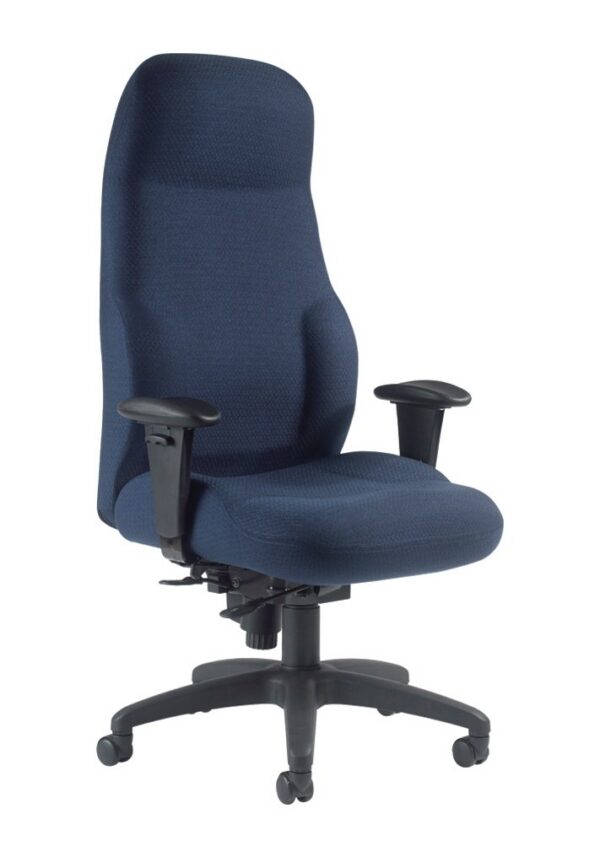 fauteuil de bureau usage intensif, haut dossier et grande assise en tissu bleu, vue trois quarts sur fond blanc