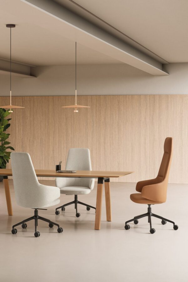 fauteuil de direction Inclass Binar Executive en cuir orange autour de la table en bois clair