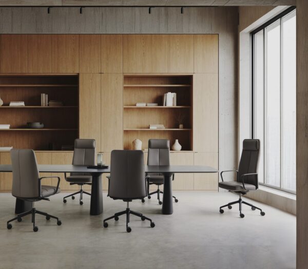 fauteuil de direction Inclass Zenpro autour de la table noire dans une salle de conseil
