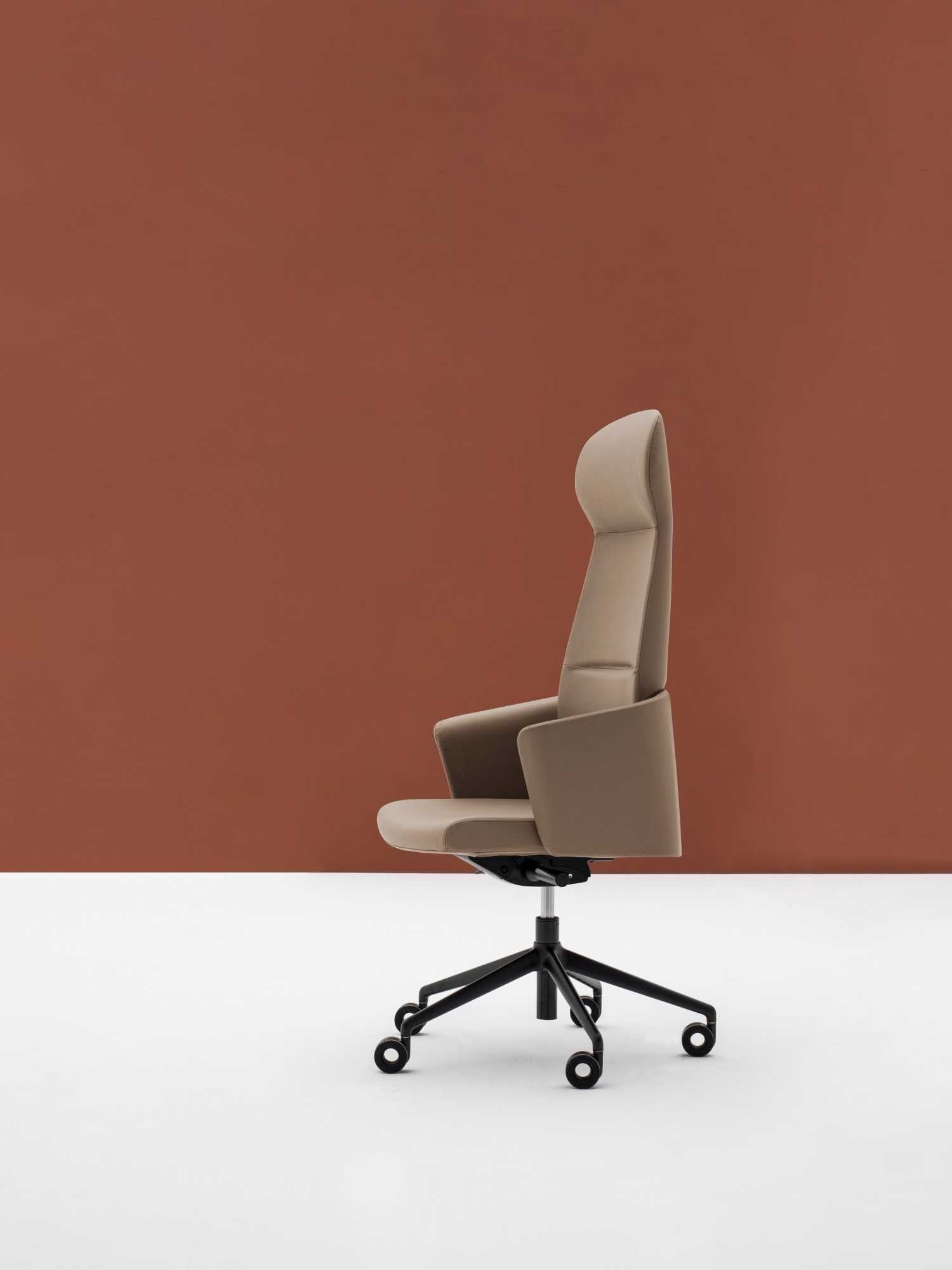 Fauteuil de direction My belle par Bralco, cuir ou tissu fauteuil de direction My belle Bralco à dossier très haut avec têtière sur roulettes, vue de profil
