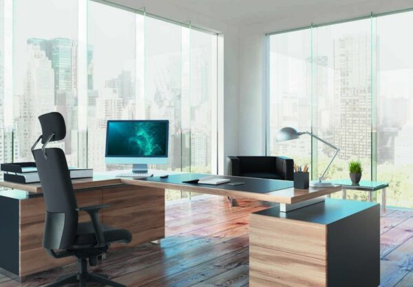 Fauteuil de direction à têtière déportée dans un bureau de dirigeant