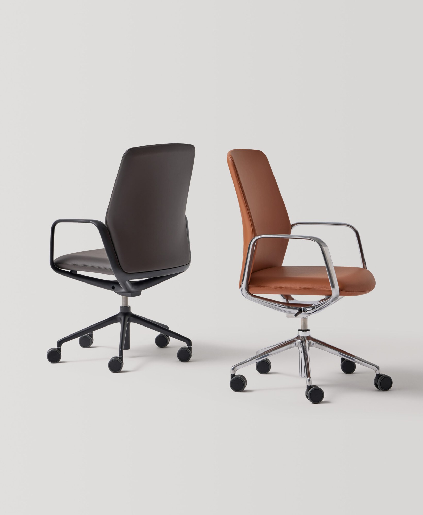 Fauteuil de réunion Exa par Inclass, résille ou tapissé, 2 piétements fauteuil de réunion Inclass Exa en duo, structure noire et version cuir cognac à piètement poli