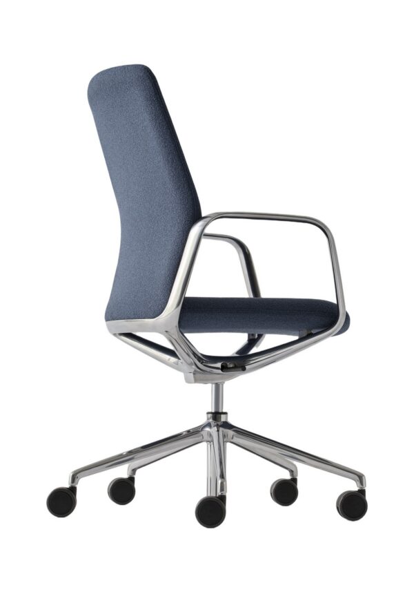 fauteuil de réunion Inclass Exa tapissé bleu sur piètement aluminium poli, fond blanc