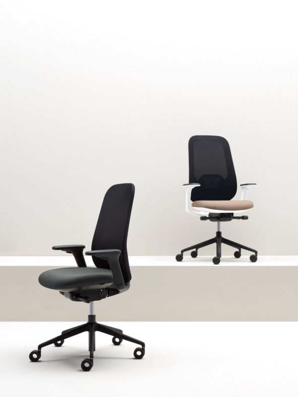 fauteuil ergonomique Hug Bralco en ambiance de bureau, structures noire et blanche