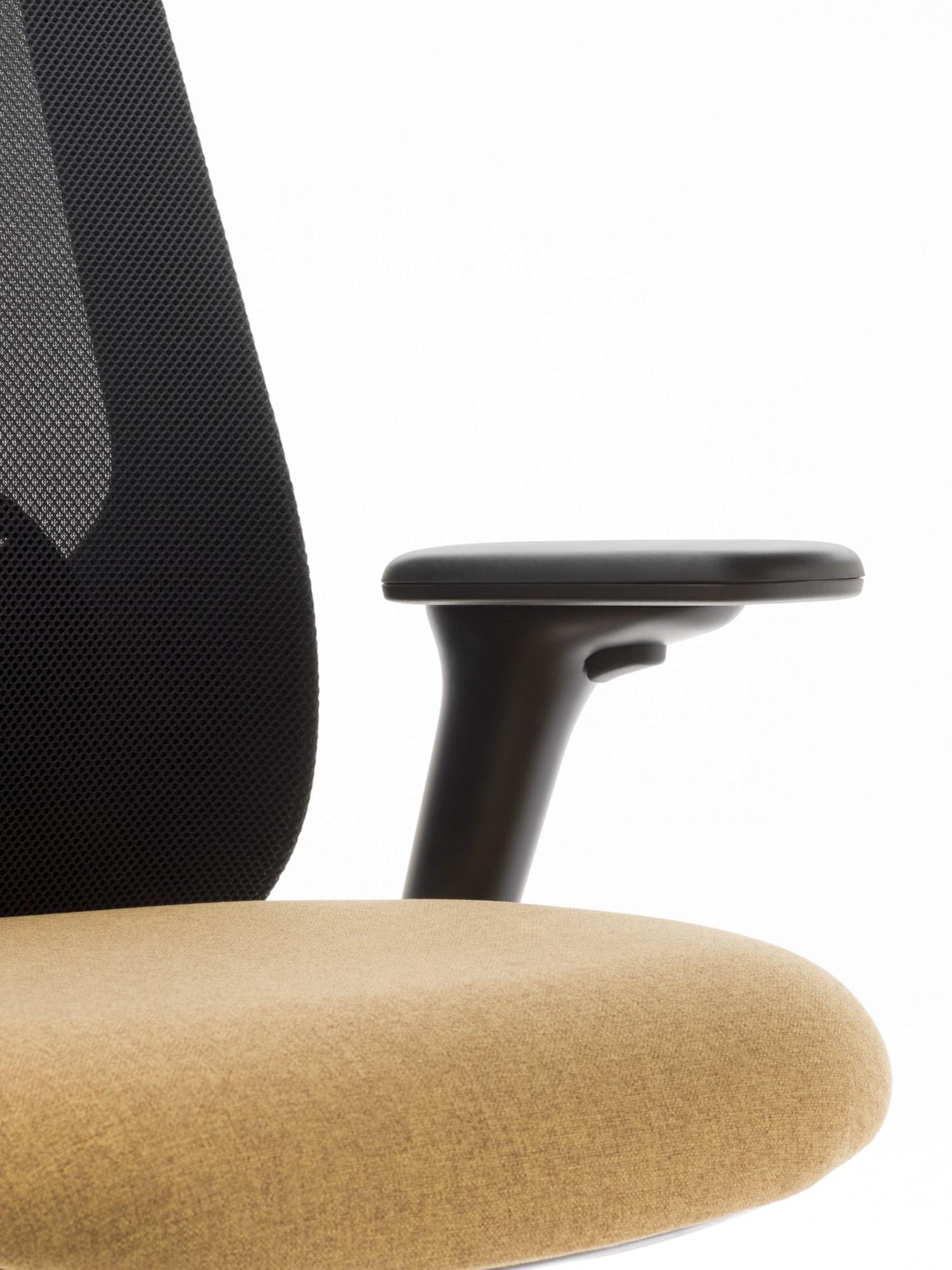 Fauteuil ergonomique Hug en résille à accoudoirs 4D par Bralco assise tissu et accoudoir du fauteuil ergonomique Hug Bralco, détail