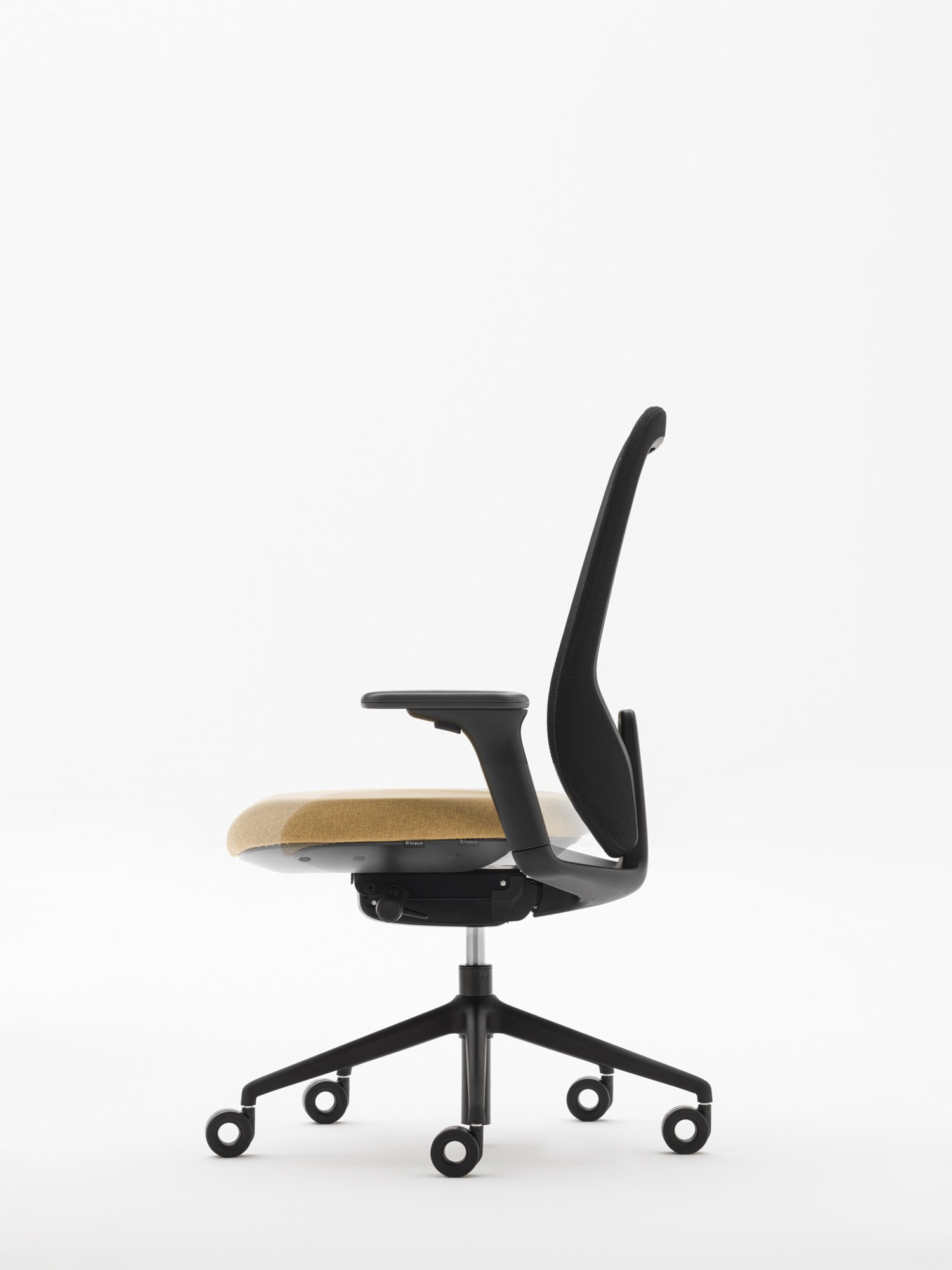 Fauteuil ergonomique Hug en résille à accoudoirs 4D par Bralco fauteuil ergonomique Hug Bralco de profil, dossier résille et accoudoirs 4D