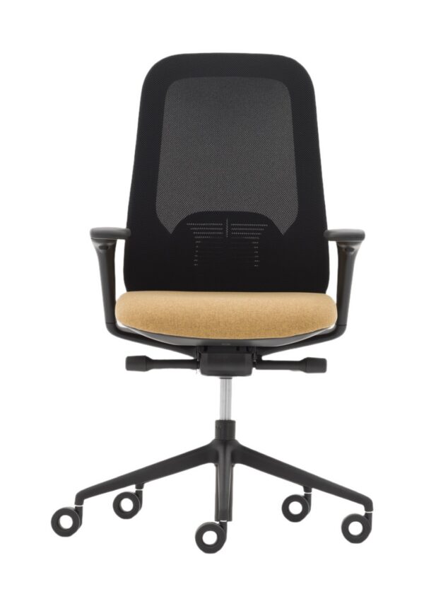 fauteuil ergonomique Hug Bralco, vue de face, dossier résille, accoudoirs 4D et assise tissu ocre