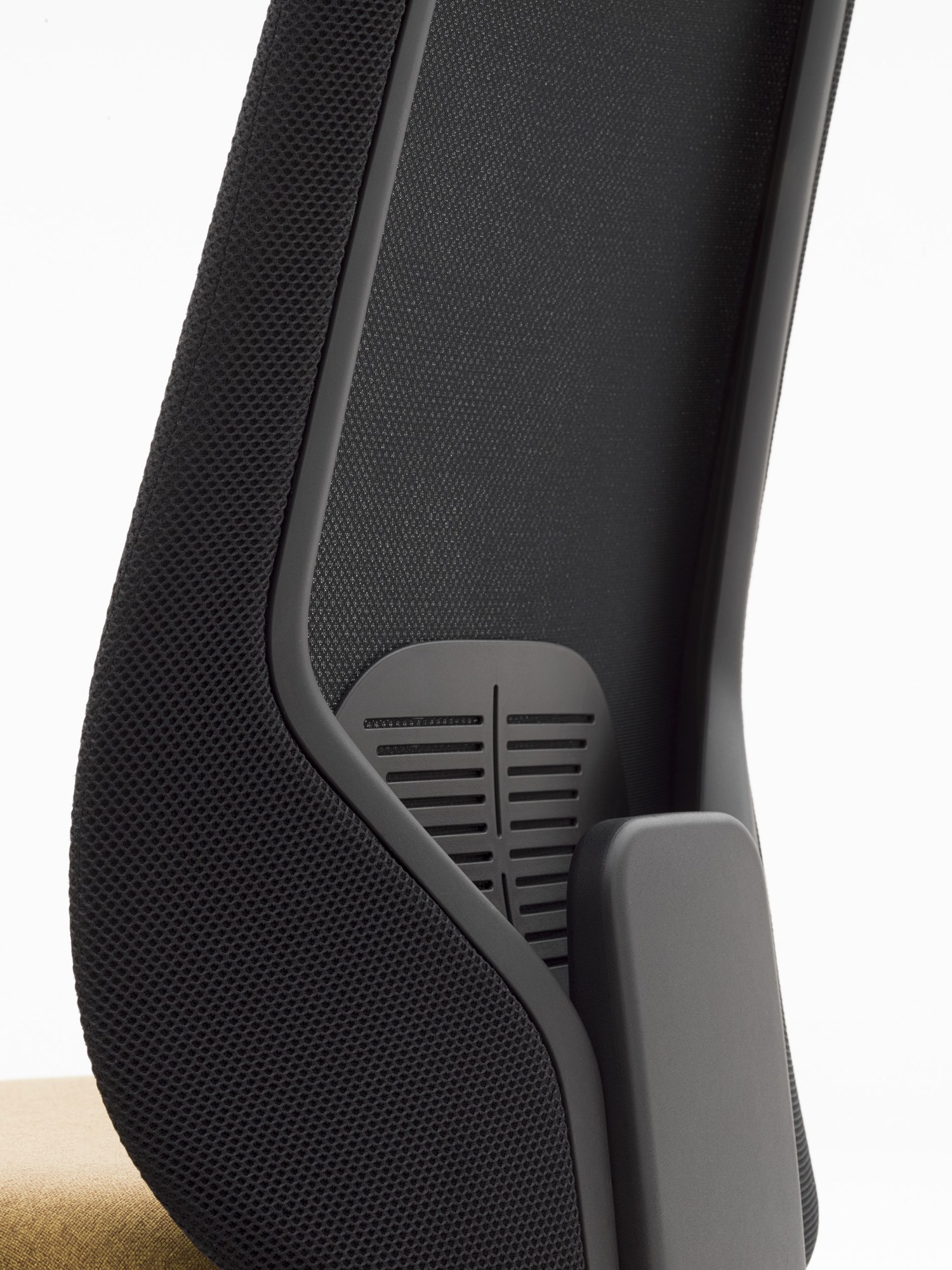 Fauteuil ergonomique Hug en résille à accoudoirs 4D par Bralco soutien lombaire du fauteuil ergonomique Hug Bralco, détail du dossier résille