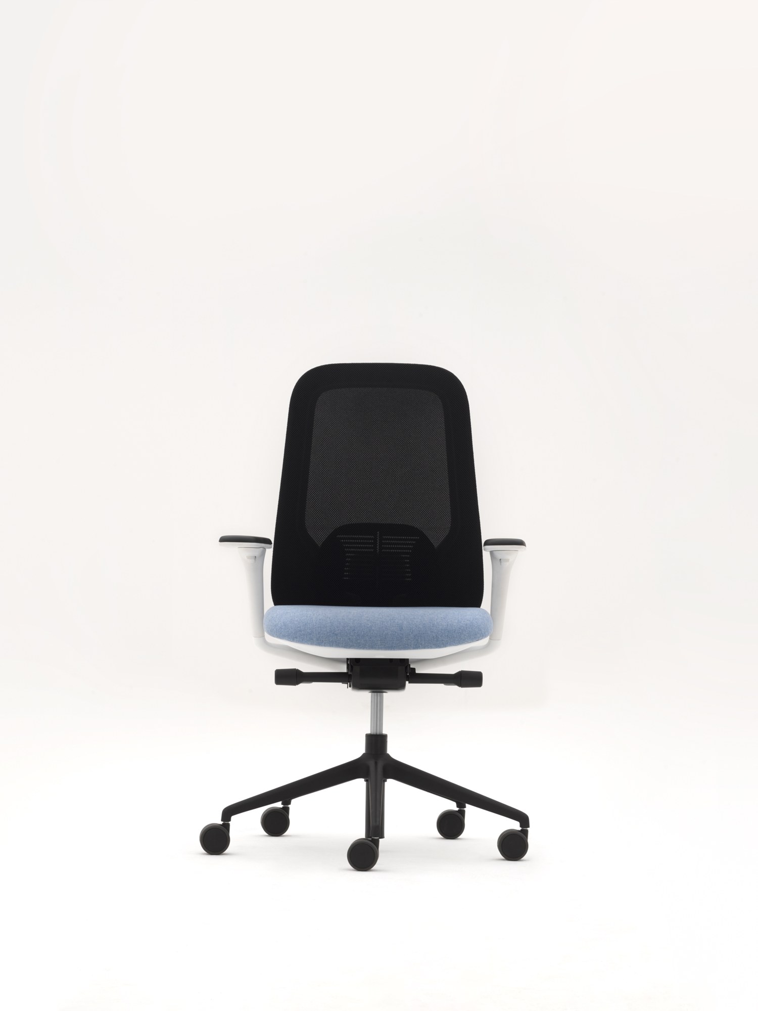 Fauteuil ergonomique Hug en résille à accoudoirs 4D par Bralco fauteuil ergonomique Hug Bralco à structure blanche et assise tissu bleu, vue de face
