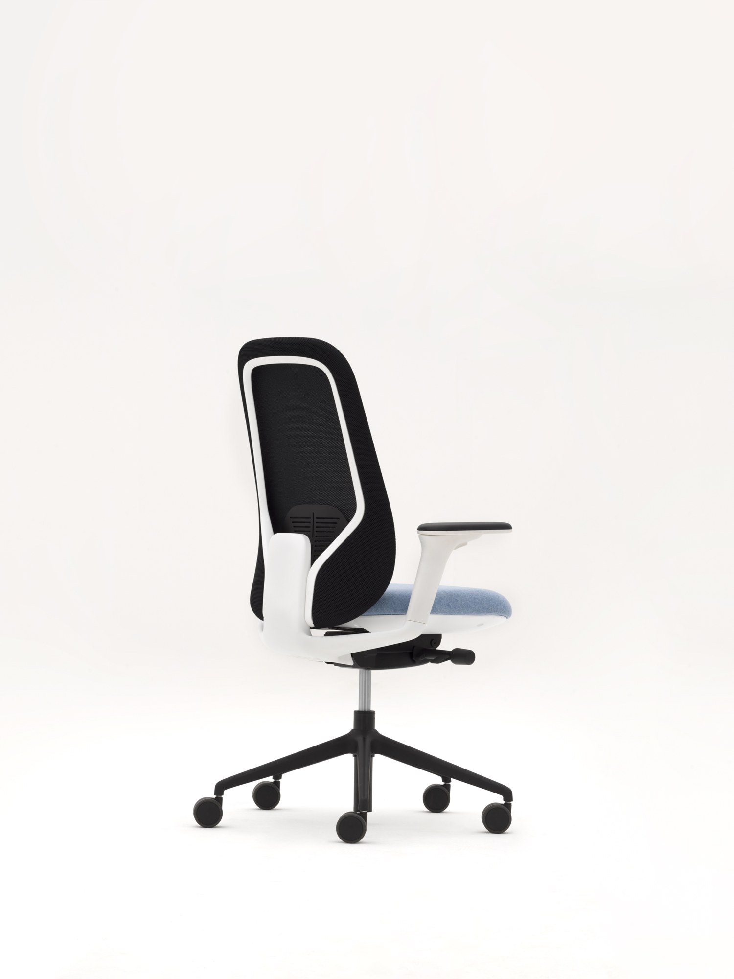 Fauteuil ergonomique Hug en résille à accoudoirs 4D par Bralco fauteuil ergonomique Hug Bralco à structure blanche, vue de trois quarts arrière