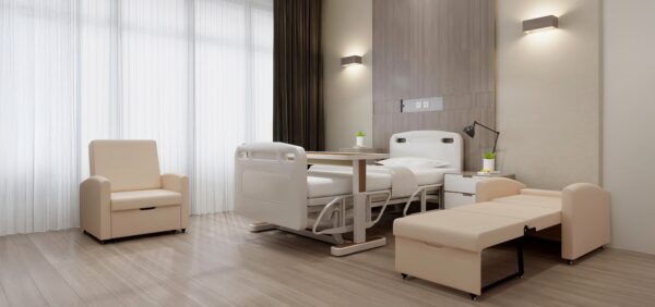 Fauteuil lit accompagnant dans une chambre d'EHPAD avec lit médicalisé