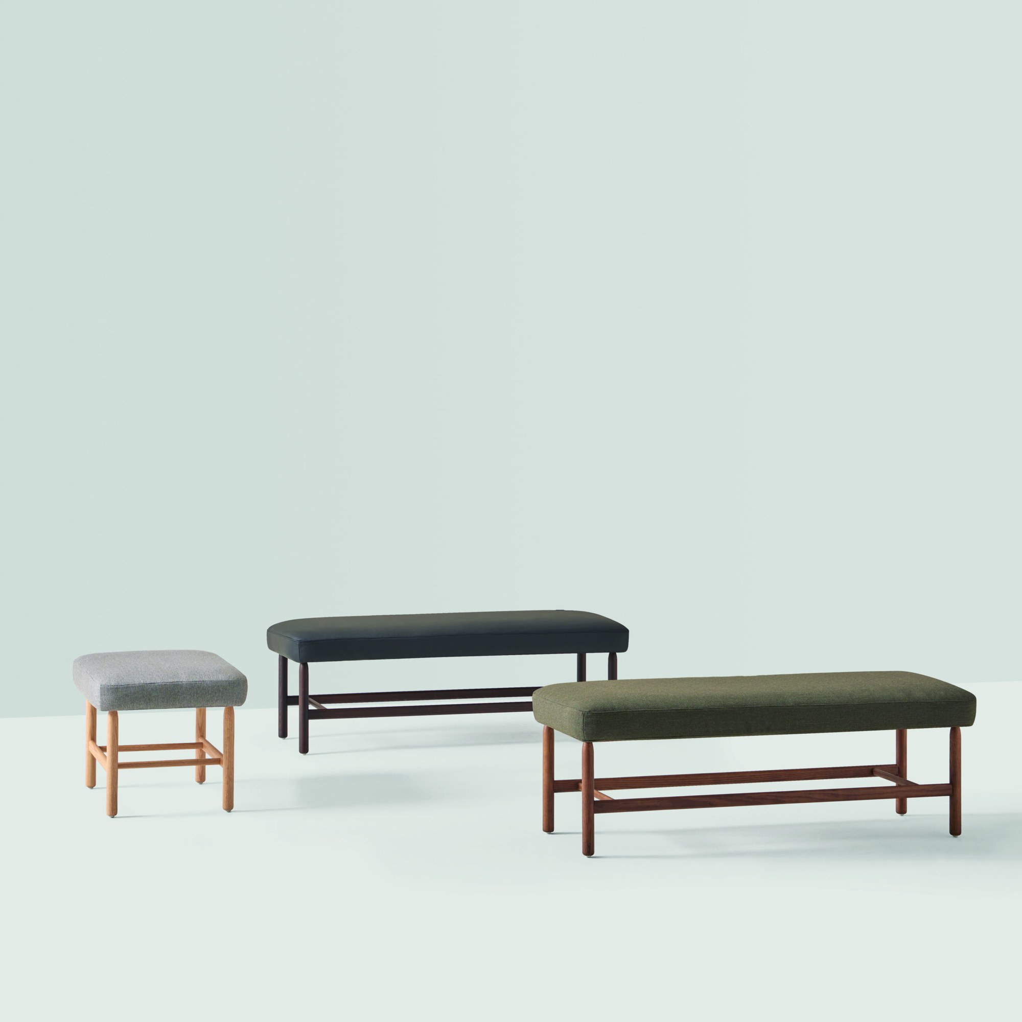 Fauteuil lounge bois Wudi par Inclass, design Francesc Rifé fauteuil lounge bois Inclass Wudi, ottoman et bancs capitonnés à piétement en chêne
