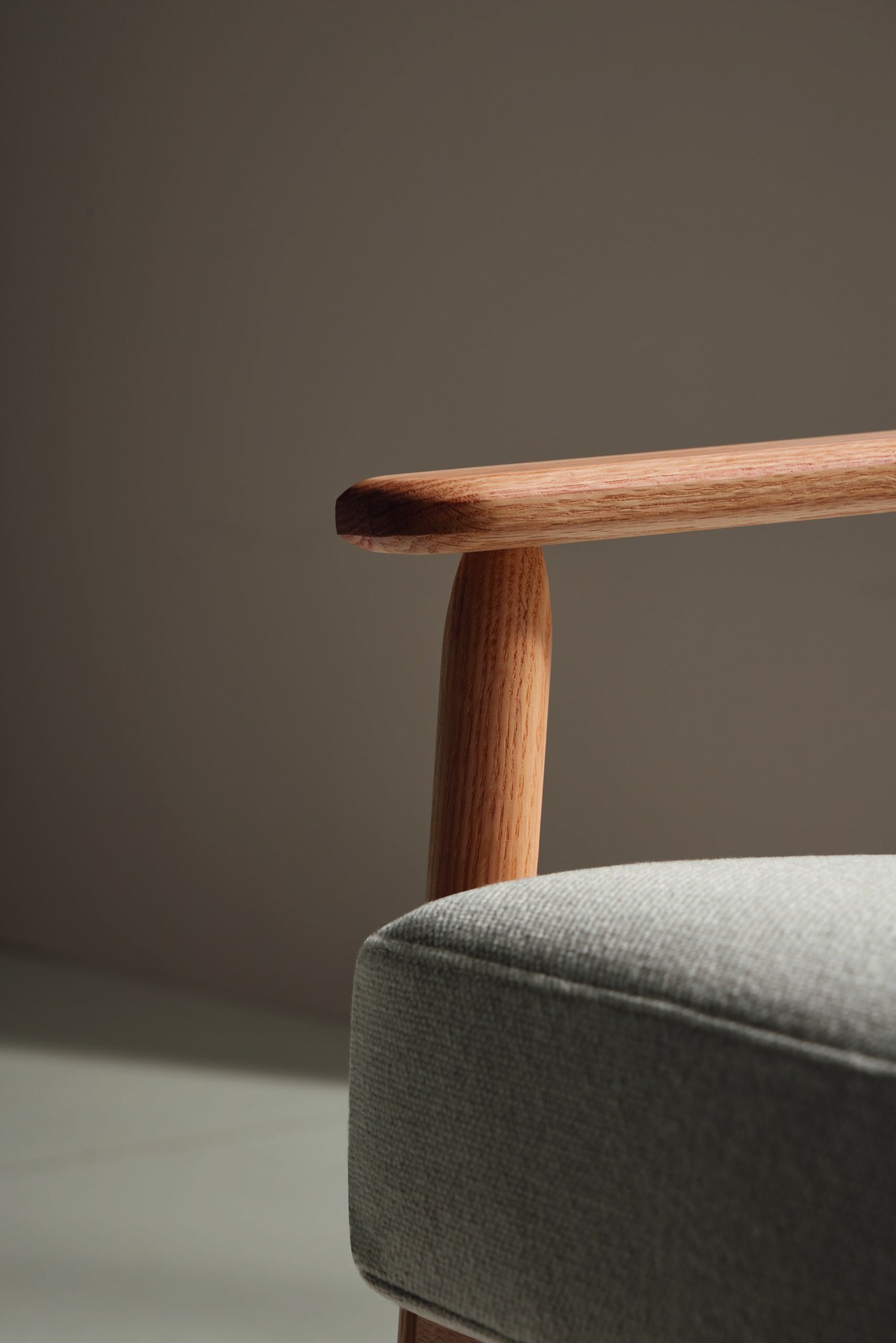 Fauteuil lounge bois Wudi par Inclass, design Francesc Rifé fauteuil lounge bois Inclass Wudi, détail de l accoudoir en chêne et du coussin