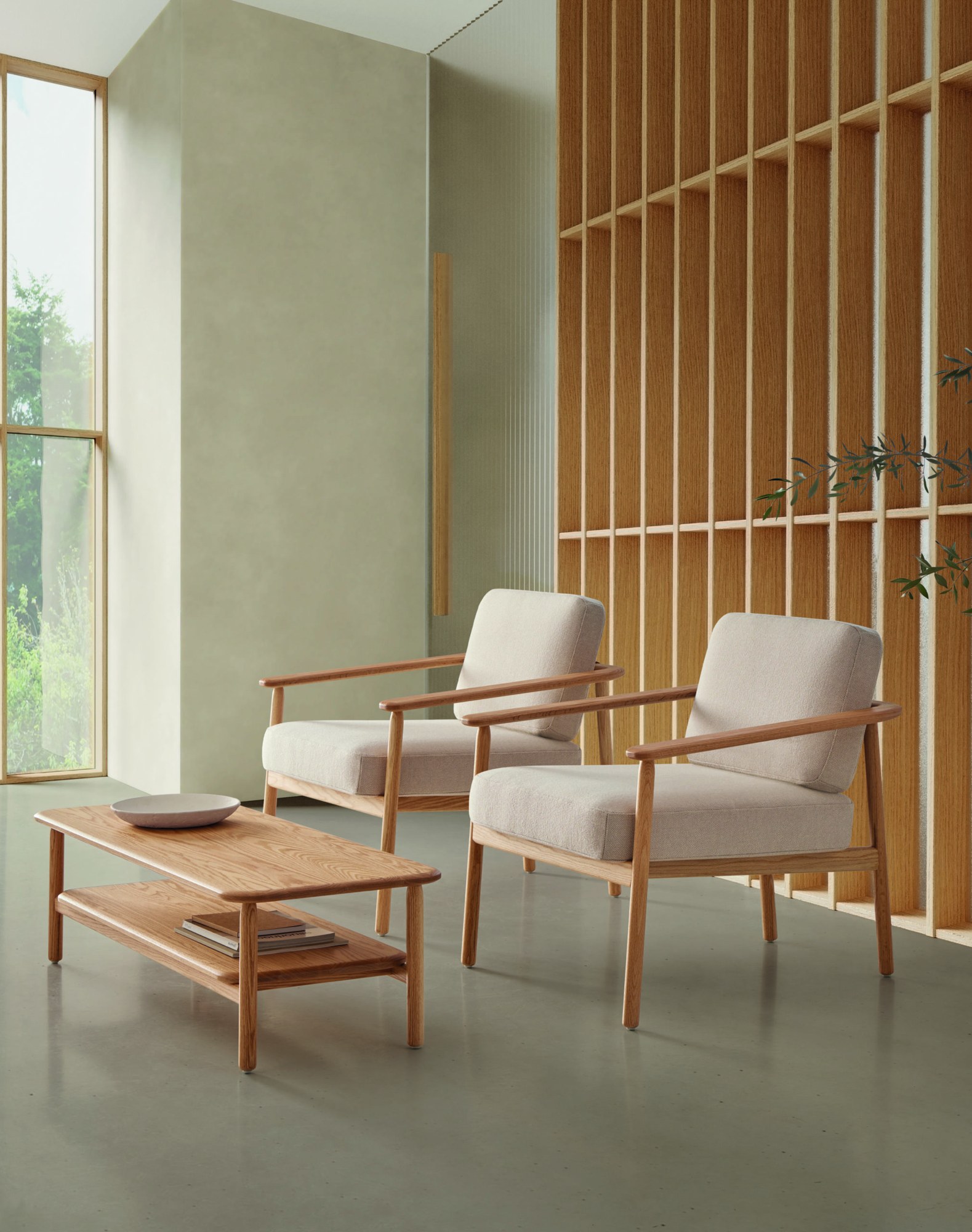 Fauteuil lounge bois Wudi par Inclass, design Francesc Rifé fauteuil lounge bois Inclass Wudi, deux fauteuils en tissu crème et table basse en chêne