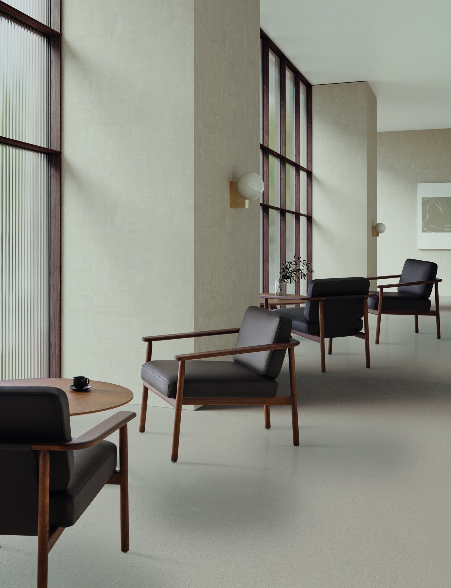 Fauteuil lounge bois Wudi par Inclass, design Francesc Rifé fauteuil lounge bois Inclass Wudi, fauteuils en cuir noir dans un hall vitré