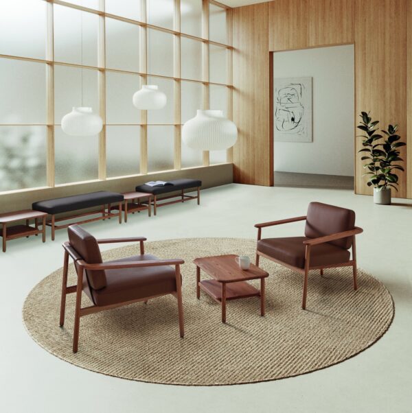 fauteuil lounge bois Inclass Wudi, fauteuils en cuir marron sur un tapis rond