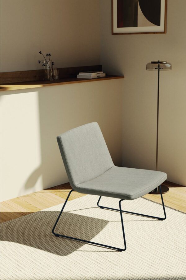 fauteuil lounge hôtel Inclass Xail gris clair sur piètement luge dans un salon