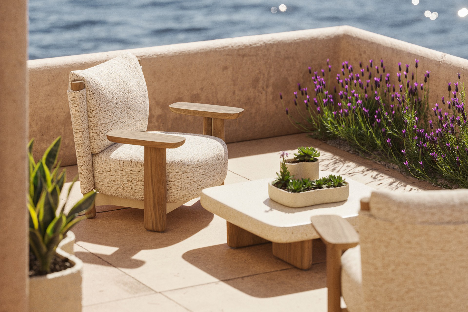 Fauteuil lounge Milos en bois d'iroko et tissu au design contemporain par Jean-Marie Massaud x Vondom fauteuil lounge Milos en bois Vondom en situation, photo d'ambiance