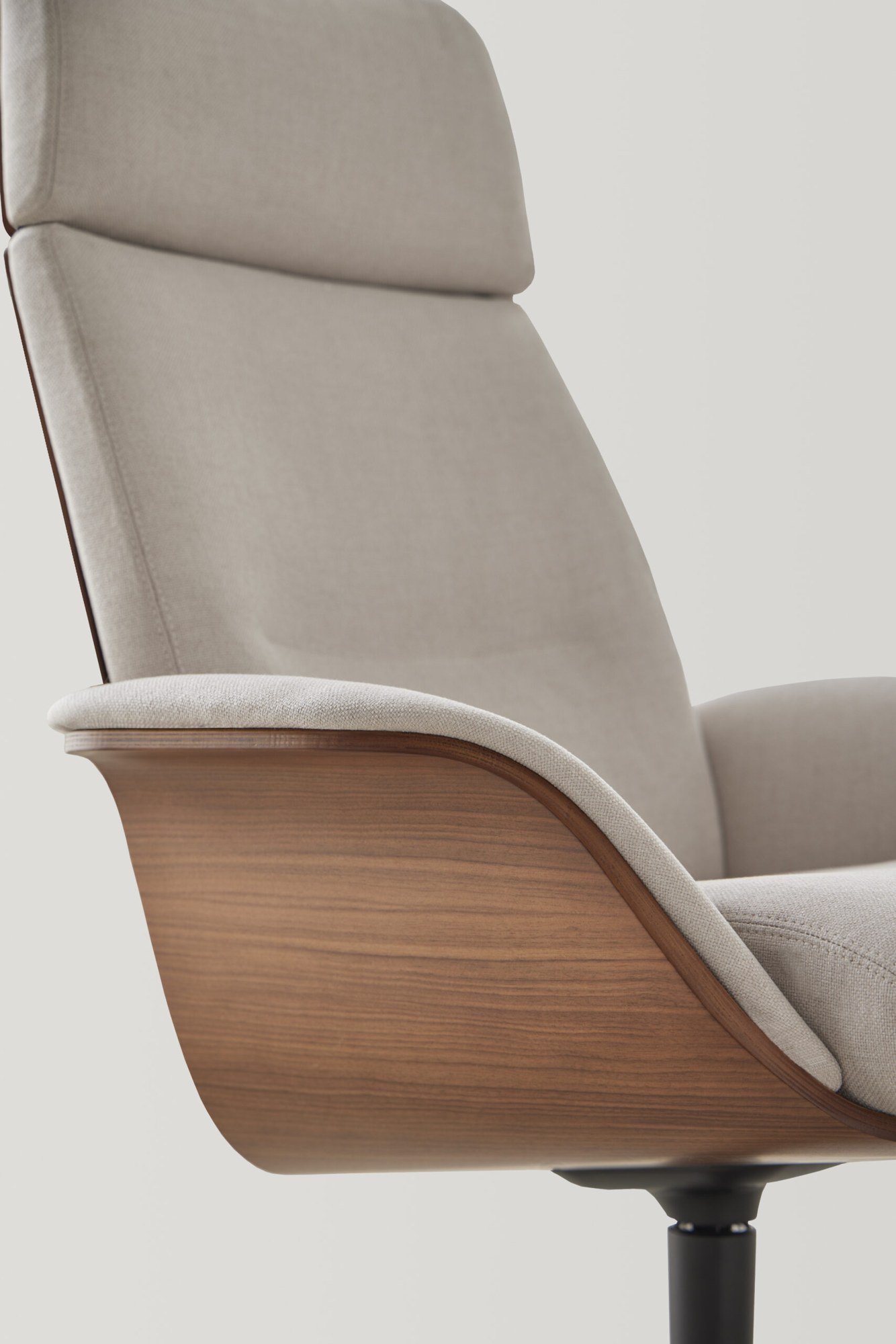 Fauteuil lounge pivotant Rever par Inclass, design Mario Ruiz fauteuil lounge pivotant Inclass Rever, détail de la coque en bois et de l appui-tête