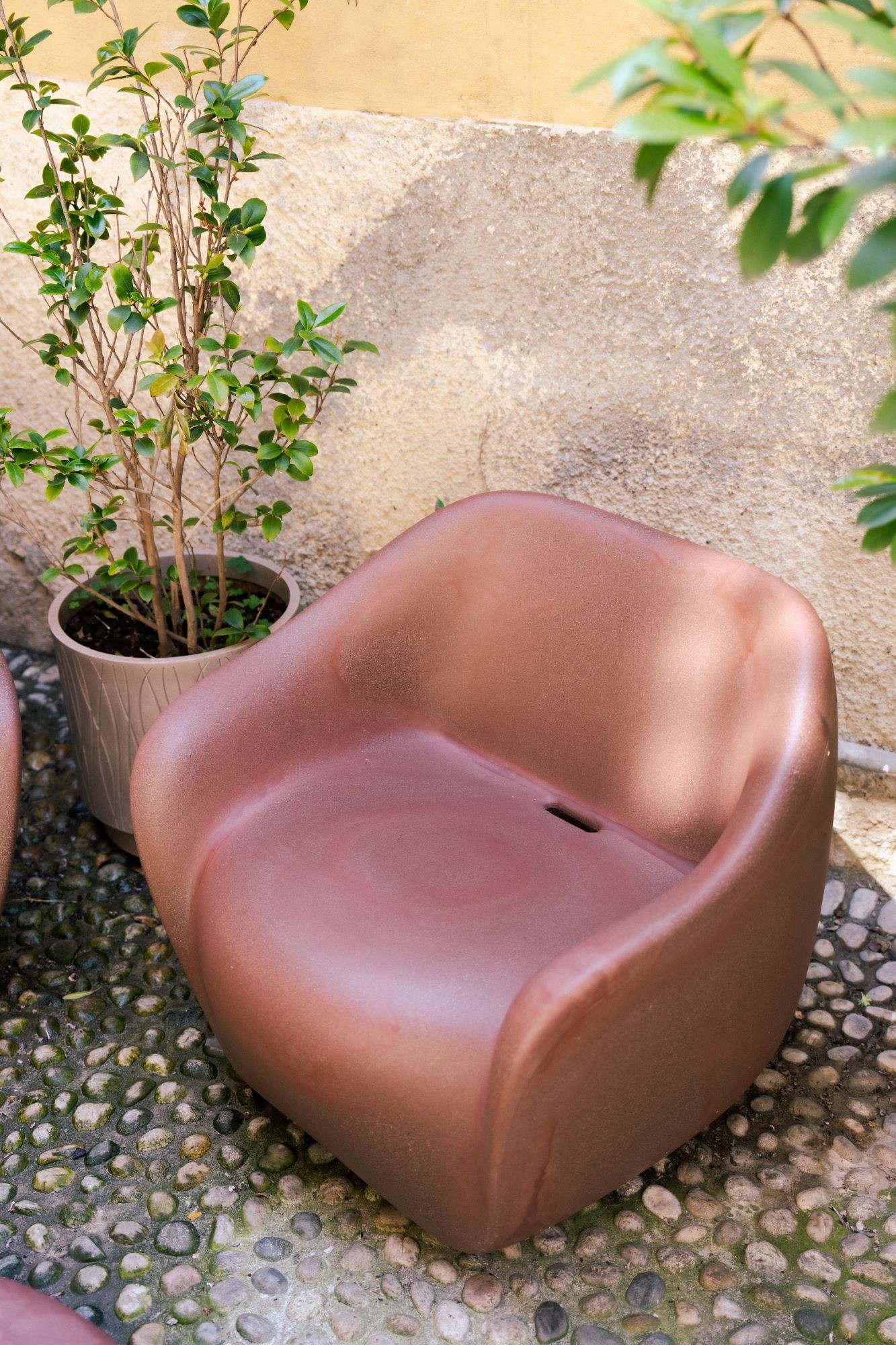 Fauteuil Reborn en polyéthylène recyclé par ecoBirdy x SLIDE Studio fauteuil Reborn Slide ecoBirdy, jardin coloris rouge