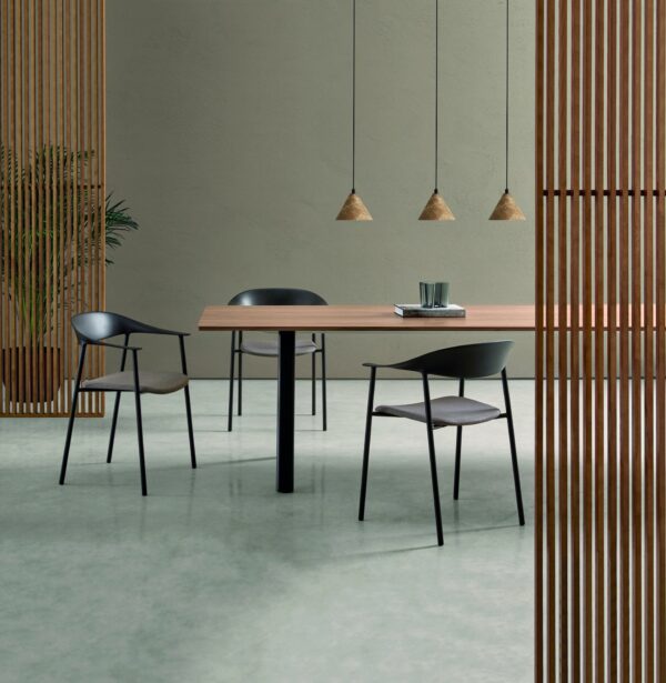 fauteuil restaurant Inclass Arum noir autour d une table en bois