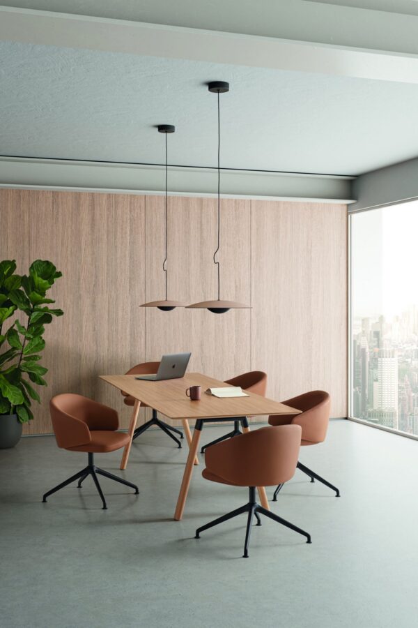 fauteuil restaurant Inclass Binar 60 cuir orange autour d une table en bois