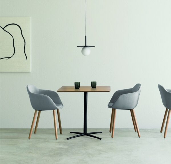 fauteuil restaurant Inclass Taia gris sur pieds en chene autour d une table de cafe