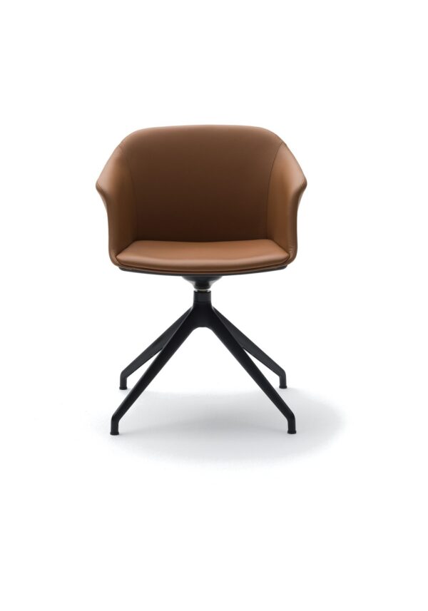 fauteuil de réunion Seika Bralco garni de cuir camel sur étoile 4 branches noire, fond blanc