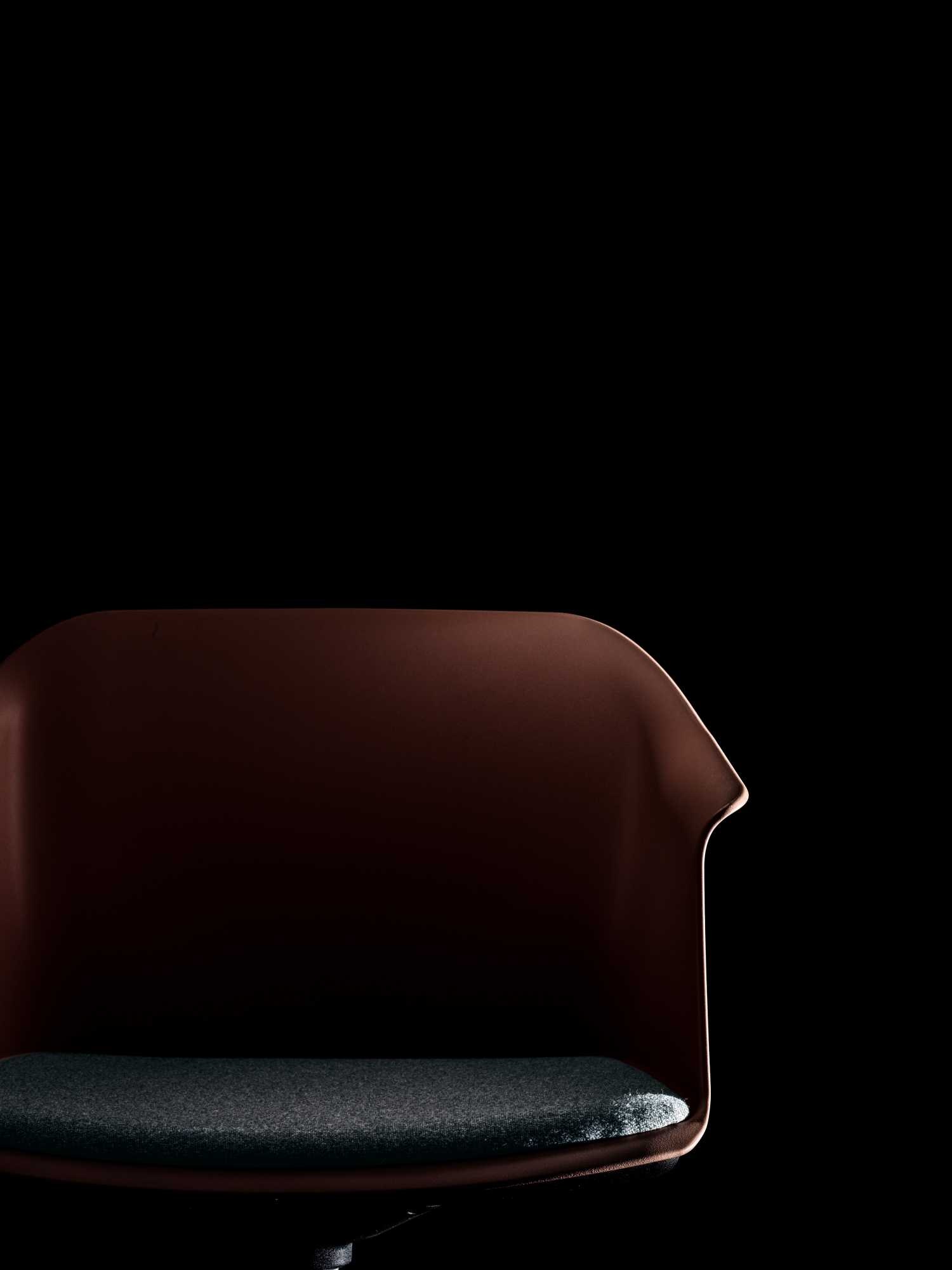 Fauteuil de réunion Seika par Bralco, 5 bases au choix fauteuil de réunion Seika Bralco, détail de la coque enveloppante avec coussin intégré