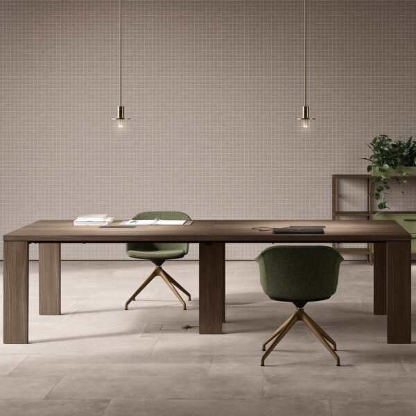 fauteuil de réunion Seika Bralco en tissu vert sur étoile dorée autour de la table de réunion en bois