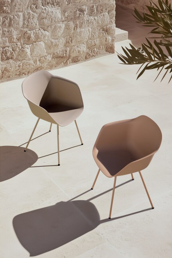 fauteuil terrasse Inclass Taia Outdoor beige et brun sur un dallage clair en situation