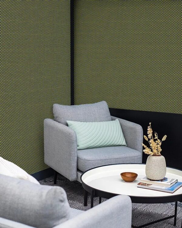 feutre acoustique à pois Slalom POISfelt vert olive derriere un fauteuil gris