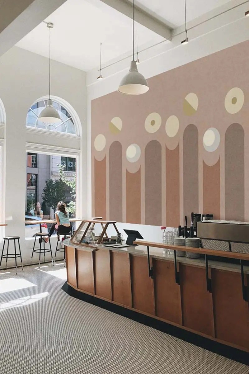 Feutre acoustique en rouleau ECO&PETfelt par Slalom, mur et formes feutre acoustique en rouleau Slalom ECO&PETfelt découpé en arche colorée sur un mur