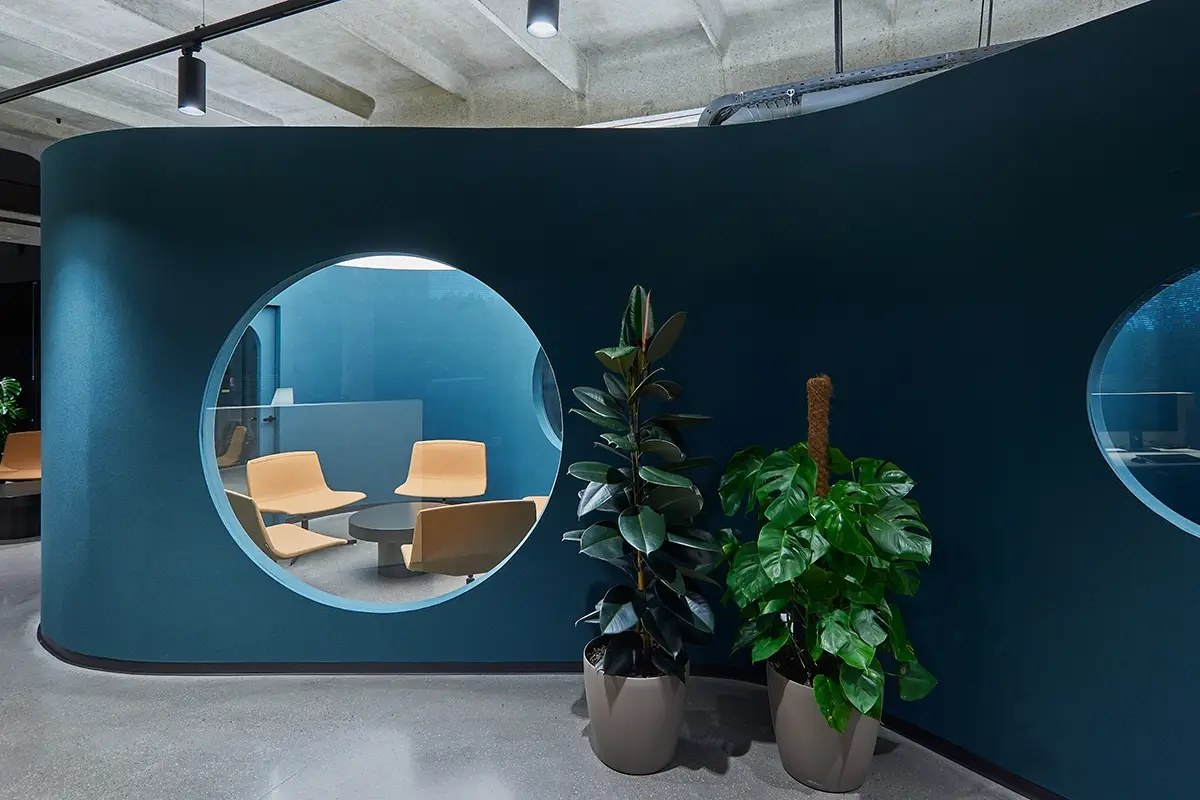 Feutre acoustique en rouleau ECO&PETfelt par Slalom, mur et formes feutre acoustique en rouleau Slalom ECO&PETfelt bleu sur un mur courbe