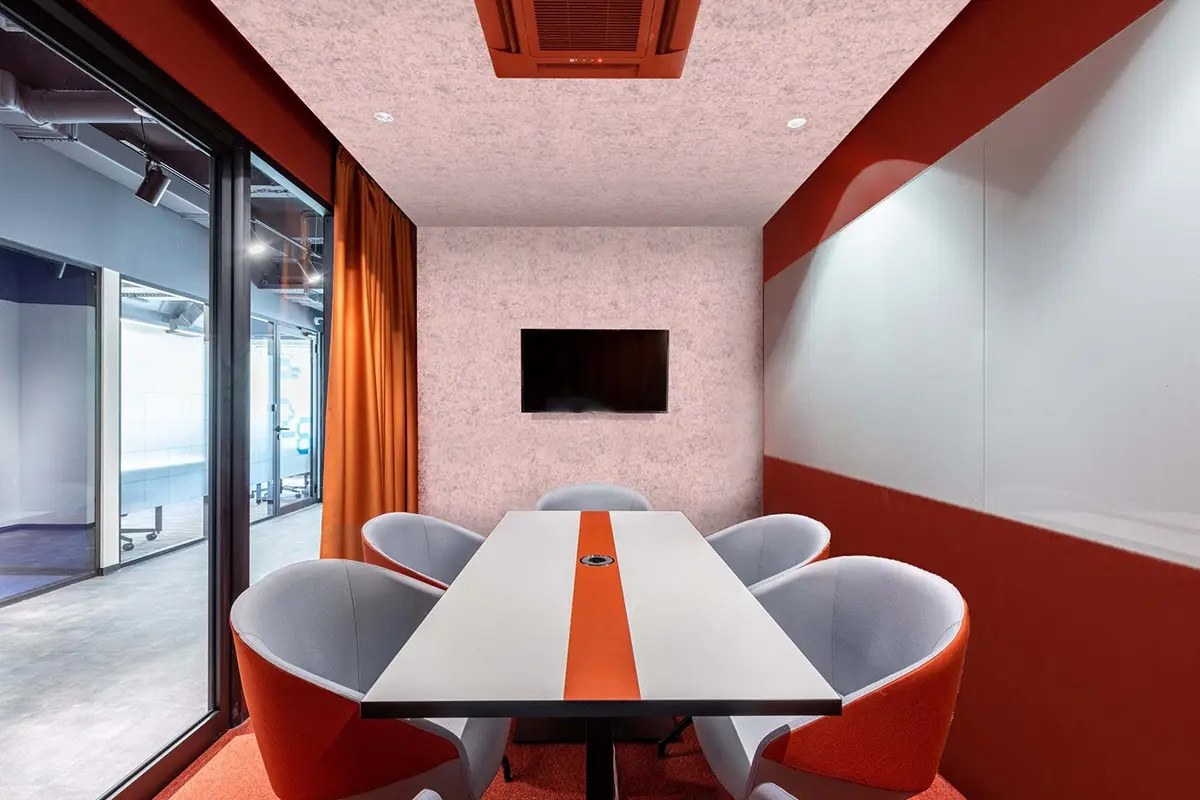 Feutre acoustique en rouleau ECO&PETfelt par Slalom, mur et formes feutre acoustique en rouleau Slalom ECO&PETfelt rose et rouge dans une salle de réunion